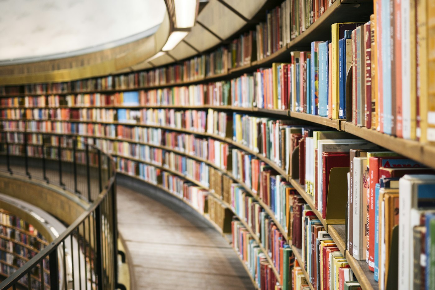 Відкриті книги на столі в м’якому світлі