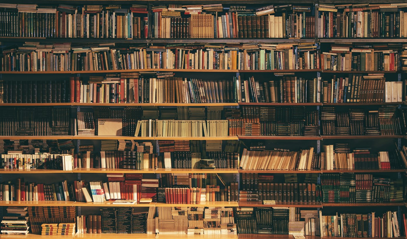 Довгі полиці з книгами в читальному залі